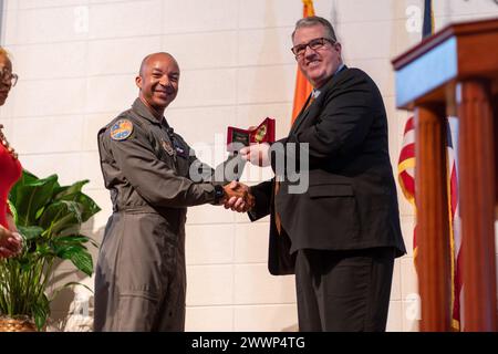 Dr. John Schmisseur, Direktor des Space Institute der University of Tennessee, rechts, präsentiert Colonel Randel Gordon, Arnold Engineering Development Complex Commander, eine Uhr, die Gordon als Hauptredner für die 29. Jährliche Black History Month Celebration am 14. Februar im UTSI Auditorium erinnert. Luftwaffe Stockfoto