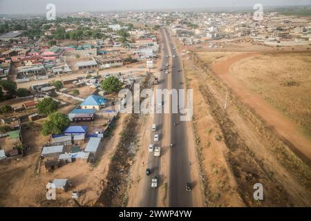 21. März 2024, Südsudan: Juba, Hauptstadt des Südsudan, vom Himmel aus gesehen. Rund 1.000 südsudanesische Rückkehrer und sudanesische Flüchtlinge überqueren täglich die Grenze vom Sudan in den Südsudan. Der Krieg im Sudan, der im April 2023 begann, hat zur größten Vertreibungskrise der Welt geführt. (Credit Image: © Sally Hayden/SOPA Images via ZUMA Press Wire) NUR REDAKTIONELLE VERWENDUNG! Nicht für kommerzielle ZWECKE! Stockfoto