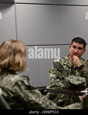 Rick Freedman, stellvertretender Surgeon General der Navy und stellvertretender Chef des Bureau of Medicine and Surgery, spricht mit Captain Kimberly P. Toone, kommandierender Offizier Navy Medicine Operational Training Command (NMOTC) NMOTC besteht aus sechs landesweiten Abteilungen, die eine spezialisierte medizinische Ausbildung in den Bereichen Luftfahrt, Überleben der Luftfahrt, über- und Unterwasserkriegsführung, Expeditions- und Sonderoperationsmedizin. Marineblau Stockfoto