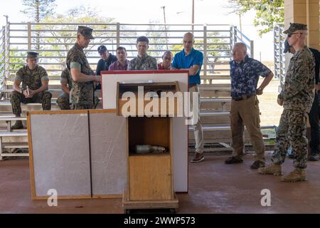 Jeremy Beaven, Oberst des US-Marine Corps, Oberst des US-amerikanischen Marine Corps, Oberst Tim Nelson, Stabschef, und Major Ryan Wathen, Defense Fellow für den Fall Rep. Ed, Hawaii First Congressional District, in der Pu’uloa Range Training Facility, HI, 20. Februar 2024. Der Besuch verschaffte Nelson und Wathen einen Überblick über die PRTF sowie einen Überblick über die Bemühungen, den Anliegen der Bevölkerung im letzten Jahr Rechnung zu tragen. Marine Corps Stockfoto