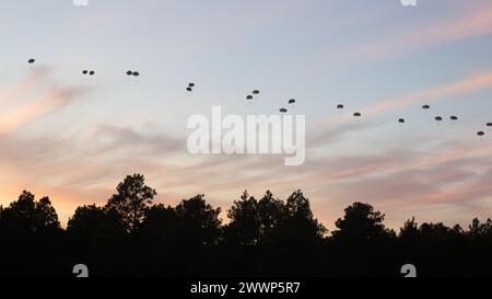 Fallschirmjäger der US-Armee, die dem 2. Bataillon, 319. Airborne Field Artillery, der 82. Airborne Division Artillery, zugewiesen sind, führen während einer abgelegten Nachtübung ein Akkustandstraining mit m777 Howitzer durch, um ein erfolgreiches Division Artillery Readiness Training in Fort Liberty, North Carolina, am 7. Februar 2024 sicherzustellen. DER DART wird einmal im Jahr durchgeführt und ist für Anführer und Schützmeister obligatorisch, um zu qualifizieren, dass die Batterie der Brigade genaue und rechtzeitige Feuerunterstützung bieten kann. Armee Stockfoto