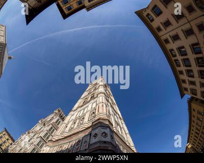 Ein Fischauge ungewöhnlicher Blick auf die Kathedrale Santa Maria dei Fiori, den Brunelleschi Dom und den Giotto Turm in Florenz Italien Stockfoto