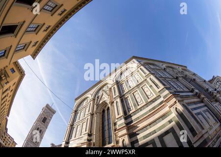 Ein Fischauge ungewöhnlicher Blick auf die Kathedrale Santa Maria dei Fiori, den Brunelleschi Dom und den Giotto Turm in Florenz Italien Stockfoto