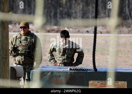 Guillermo Rodriguez von der 230. Nachhaltigkeitsbrigade bereitet sich auf das Luftangriffshindernis „Tough One“ während des Tennessee State Best Warrior Competition am 24. Februar 2024 in Tullahoma vor. Die harte ist die erste von neun Veranstaltungen auf dem gesamten Kurs. Armee-Nationalgarde Stockfoto