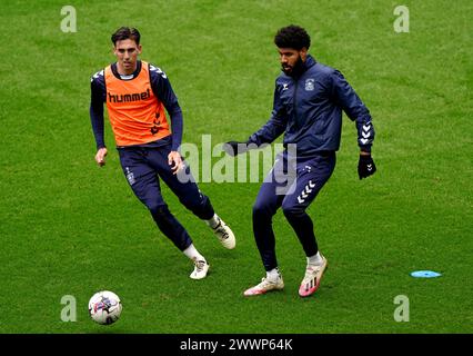 Ellis Simms (rechts) und Luis Binks in Coventry City während eines Trainings in der Coventry Building Society Arena, Coventry. Bilddatum: Montag, 25. März 2024. Stockfoto