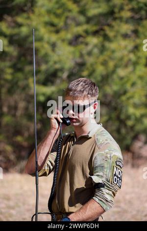 William Lukens vom 278. Gepanzerten Kavallerieregiment der Tennessee Army National Guardsman Staff führt beim Tennessee State Best Warrior Competition am 23. Februar 2024 Funkladeverfahren durch. Bei dieser Veranstaltung wurden die Teilnehmer nach der Montage eines Funkgeräts und der Einberufung einer Kampfverletzung bewertet. Armee-Nationalgarde Stockfoto