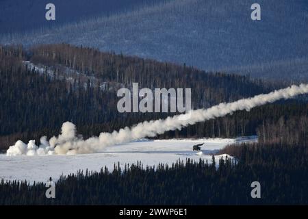 Marines von Fox Battery, 2. Bataillon, 14. Marine-Regiment, Feuerraketen vom High Mobility Artillery Rocket System (HIMARS) im Yukon-Trainingsgebiet von Fort Wainwright. Die Marines waren in Alaska, um an der Arctic Edge-Übung teilzunehmen und HIMARS-Unterstützung für eine Vielzahl von Trainingszielen zu bieten. ( Stockfoto