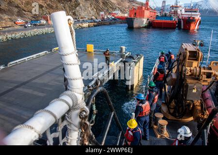 Die Besatzungsmitglieder der USCGC Stratton (WMSL 752) legen nach einer kurzen Patrouille in der Beringsee am 5. Februar 2024 für einen Hafenanlauf in Dutch Harbor, Alaska, an. Der Stratton ist der drittklassige Cutter der Legend-Klasse, der getauft wird, und ist der erste weiße Rumpf, der seit den 1980er Jahren nach einer Frau benannt wurde Küstenwache Stockfoto