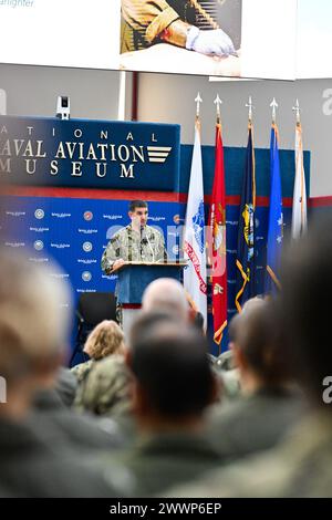 Rick Freedman, Navy Deputy Surgeon General und Deputy Chief, Bureau of Medicine and Surgery, spricht mit medizinischen Anbietern der Luft- und Raumfahrt auf der United States Naval Aerospace Conference (USNAC), 7. Februar. Die Veranstaltung wurde vom Naval Aerospace Medical Institute (NAMI), einer Abteilung der NMOTC, veranstaltet und fand im National Naval Aviation Museum statt. Die Konferenz soll Ideen und Wissen in der Gemeinschaft der Luft- und Raumfahrtmedizin austauschen und findet jährlich statt. NMOTC besteht aus sechs landesweiten Abteilungen, die eine spezialisierte medizinische Ausbildung in den Bereichen Luftfahrt, Luftfahrt Überleben anbieten Stockfoto