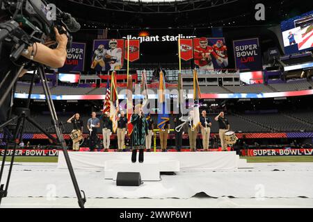 Die Joint Armed Forces Color Guard und Schlagzeuger der U.S. Navy Band nahmen am 9. Februar 2024 an einer Probe für die Super Bowl LVIII-Vorspielzeremonien im Allegiant Stadium in Las Vegas Teil. Das Team wurde von Reba McEntire begleitet, die die Nationalhymne spielte. Stockfoto