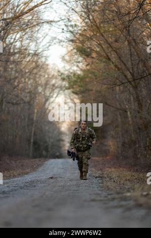 Daniel Vasquez vom 30. Truppenkommando der Tennessee Army National Guardsman Staff absolviert das letzte bewertete Event beim Tennessee State Best Warrior Competition, am 25. Februar 2024 in Tullahoma. Alle Wettbewerber hatten die Aufgabe, den ruckmarsch in weniger als vier Stunden zu vollenden. Armee-Nationalgarde Stockfoto