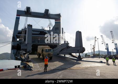 Ein Militärfahrzeug wird 5068 während eines Ausladens für die Übung Cobra Gold 2024 in Sattahip, Thailand, vom Militärsealift Command (MSC) verjagt. CG24 ist die 43. Wiederholung der Joint Cobra Gold-Reihe. Die CG24 betont die Koordinierung in den Bereichen Bereitschaftsbereitschaft, bürgerliche Maßnahmen, humanitäre Hilfe und Katastrophenhilfe und strebt eine Ausweitung der regionalen Zusammenarbeit und Zusammenarbeit in diesen wichtigen Bereichen an. Die MSC leitet und unterstützt Operationen für etwa 140 zivile Schiffe, die Schiffe der US Navy auf See auffüllen, spezielle Missionen durchführen Stockfoto