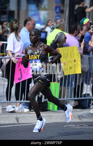 Staff Sgt. Leonard Korir, Soldier-Athlet beim World Class Athlete Program der US Army, läuft während der US-Olympia-Marathon-Trials am 3. Februar in Orlando, Florida. Korir gewann die Bronzemedaille in einer Zeit von 2 Stunden, 9 Minuten, 57 Sekunden. Stockfoto