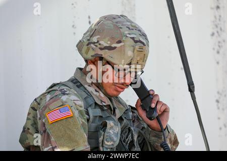 Guillermo Rodriguez von der 230. Nachhaltigkeitsbrigade ruft während des letzten Teils des Tapferkeitslaufs beim Tennessee State Best Warrior Competition in Tullahoma am 24. Februar 2024 zum Feuer auf. Während dieses Ereignisses mussten Soldaten ein Funkgerät aufbauen und zwei Kommunikationskanäle einrichten. Armee-Nationalgarde Stockfoto