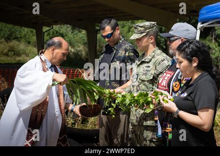 Die Marine Corps Base Hawaii hielt am 22. Februar 2024 eine feierliche Segenszeremonie und einen Spatenstich für eine neue P-953 Gas Chamber Training Facility, MCBH, ab. Die neue Trainingskammer wird alle Sicherheitsstandards für eine Tränengasübungsanlage erfüllen. Sie verfügt über ein modernisiertes Dichtungs- und Filtersystem, das die grundlegenden Trainingsmöglichkeiten für Marines in Hawaii verbessern wird. Marine Corps Lance Cpl. Clayton Baker) Stockfoto