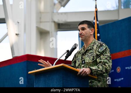 Rick Freedman, Navy Deputy Surgeon General und Deputy Chief, Bureau of Medicine and Surgery, spricht mit medizinischen Anbietern der Luft- und Raumfahrt auf der United States Naval Aerospace Conference (USNAC), 7. Februar. Die Veranstaltung wurde vom Naval Aerospace Medical Institute (NAMI), einer Abteilung der NMOTC, veranstaltet und fand im National Naval Aviation Museum statt. Die Konferenz soll Ideen und Wissen in der Gemeinschaft der Luft- und Raumfahrtmedizin austauschen und findet jährlich statt. NMOTC besteht aus sechs landesweiten Abteilungen, die eine spezialisierte medizinische Ausbildung in den Bereichen Luftfahrt, Luftfahrt Überleben anbieten Stockfoto