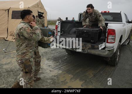 Die US-Luftstreitkräfte, die der 726. Air Control Squadron der 366. Operationsgruppe zugeteilt wurden, richteten während des Projekts Convergence-Capstone 4 ein Kommunikationssystem in Camp Pendleton ein. Dieses System ermöglicht es der USAF, Bodendaten zügig mit Air Traffic Control Towers und Bodenkräften an verschiedenen Orten gleichzeitig zu teilen. Die Übung ist nur eines von vielen Experimenten während des monatelangen PC-C4-Events. Armee Stockfoto