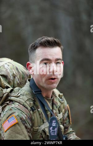 Brandon Dowdy vom Recruiting and Retention Battalion tauscht während des ruckmarsches beim Tennessee State Best Warrior Competition am 25. Februar 2024 in Tullahoma aus. Der Ruck war die letzte bewertete Veranstaltung des Wettbewerbs. Armee-Nationalgarde Stockfoto