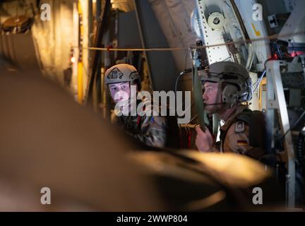 Gaza, Palästinensische Gebiete. März 2024. Soldaten sitzen an Bord eines C-130 Herkules-Transportflugzeugs der deutschen Luftwaffe im Anflug auf Gaza, um Paletten mit Hilfsgütern über dem Gazastreifen abzuwerfen. Die Bundeswehr beteiligt sich mit anderen Nationen an Hilfsflügen, bei denen die Hilfsgüter aus Transportflugzeugen fallen gelassen werden. Quelle: Boris Roessler/dpa/Alamy Live News Stockfoto