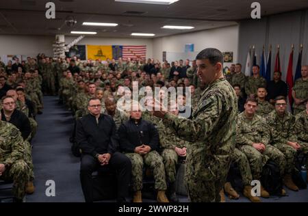 Rick Freedman, stellvertretender Chirurgengeneral der Navy und stellvertretender Leiter des Bureau of Medicine and Surgery sprach mit zukünftigen Rekrutierern der Navy Recruiting Orientation Unit (NORU) am 8. Februar 2024. NORU bietet technische und berufliche Weiterbildungskurse für Rekrutierer an, um die qualitativ hochwertigsten Kandidaten aus Amerikas vielfältigem Talentpool für den Aufbau der zukünftigen Navy zu informieren, zu gewinnen, zu beeinflussen und einzustellen. Stockfoto