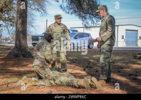 Soldaten mit dem Medical Readiness Battalion des Blanchfield Army Community Hospital verfeinern ihre Fähigkeiten mit Präzision und nehmen an realistischen Szenarien Teil, die die Herausforderungen widerspiegeln, die beim diesjährigen Best Leader Competition erwartet wurden. Stockfoto