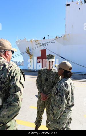 Guido Valdes, Direktor des Defense Health Network Pacific Rim (DHNPR) und Befehlshaber der Naval Medical Forces Pacific, spricht mit leitenden Mitarbeitern, während er auf den Ausstieg der Besatzung der USNS Mercy (T-AH 19) wartet. Mercy kehrte nach einem viermonatigen Einsatz zur Unterstützung der Pacific Partnership 2024 in seinen Heimathafen in San Diego zurück. Die Pazifikpartnerschaft ist die größte jährliche multinationale humanitäre Hilfe- und Katastrophenvorsorge-Mission, die im Indopazifik-Einsatzgebiet durchgeführt wird. Die Zusammenarbeit zwischen der Besatzung von USNS Mercy und den Gastländern stellt sicher, dass die internationale Gemeinschaft besser ist Stockfoto