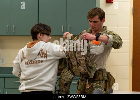 Orange City, Fl. - Techniker der US Navy explosive Ordnance Dispostion (EOD) und Navy Taucher, die der EODMU 12 und der Mobile Diving and Salvage Unit (MDSU) 2 zugewiesen sind, erklären die EOD- und Tauchfähigkeiten der US Navy und zeigen den lokalen Studenten der University High School während der Daytona Beach Navy Week Ausrüstung 2024, 15. Februar 2024. Das Navy Office of Community Outreach veranstaltet jedes Jahr wochenlange Marinewochen in verschiedenen US-Städten, um mit der Öffentlichkeit zu interagieren, die Fähigkeiten der Marine zu zeigen und an Veranstaltungen zur Gemeinschaft teilzunehmen. Marineblau Stockfoto