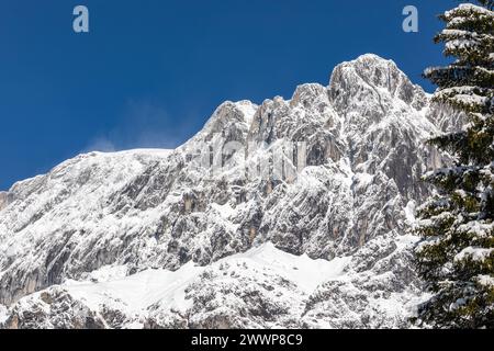 Die hohen und steilen Gipfel des verschneiten Hochkönig im Salzburger Bundesland Mühlbach am Hochkönig im Landkreis Sankt Johann im Pongau in Österreich. Stockfoto