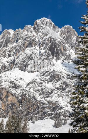 Die hohen und steilen Gipfel des verschneiten Hochkönig im Salzburger Bundesland Mühlbach am Hochkönig im Landkreis Sankt Johann im Pongau in Österreich. Stockfoto