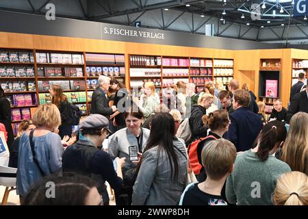 Leipziger Buchmesse 2024, Messe Leipzig. Foto: Messestand S Fischer Verlage. Der S. Fischer Verlag ist ein im Jahr 1886 von Samuel Fischer in Berlin gegründeter Verlag, der bald zum führenden Publikationshaus des Naturalismus und der klassischen Moderne deutscher Sprache aufstieg. Zu den mit dem Verlag assoziierten Autoren zählen unter anderem Alfred Döblin, Gerhart Hauptmann, Hermann Hesse, Hugo von Hofmannsthal, Thomas Mann, Arthur Schnitzler oder Carl Zuckmayer. Bis 1942 traditionell in Berlin-Schöneberg beheimatet, hat das Unternehmen seit 1948 seinen Sitz in Frankfurt am Main. Seit 196 Stockfoto