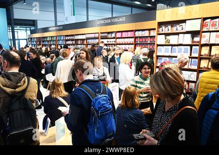 Messestand S Fischer Verlage. Der S. Fischer Verlag ist ein im Jahr 1886 von Samuel Fischer in Berlin gegründeter Verlag, der bald zum führenden Publikationshaus des Naturalismus und der klassischen Moderne deutscher Sprache aufstieg. Zu den mit dem Verlag assoziierten Autoren zählen unter anderem Alfred Döblin, Gerhart Hauptmann, Hermann Hesse, Hugo von Hofmannsthal, Thomas Mann, Arthur Schnitzler oder Carl Zuckmayer. Bis 1942 traditionell in Berlin-Schöneberg beheimatet, hat das Unternehmen seit 1948 seinen Sitz in Frankfurt am Main. Seit 1962 gehört der S. Fischer Verlag zur Verlagsgruppe G Stockfoto