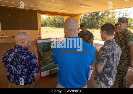 Jeremy Beaven, Befehlshaber der Marine Corps Base Hawaii, und MCBH Staff, Staff Tim Nelson, Stabschef, und Major Ryan Wathen, Defense Fellow für den Fall Rep. Ed, Hawaii First Congressional District, in der Pu’uloa Range Training Facility, HI, 20. Februar 2024. Der Besuch verschaffte Nelson und Wathen einen Überblick über die PRTF sowie einen Überblick über die Bemühungen, den Anliegen der Bevölkerung im letzten Jahr Rechnung zu tragen. Marine Corps Stockfoto