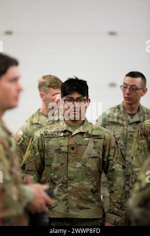 Guillermo Rodriguez von der 230. Nachhaltigkeitsbrigade steht stolz auf die Abschlusszeremonie des Tennessee State Best Warrior Competition am 25. Februar 2024 in Tullahoma. Der Wettbewerb dauerte vier Tage und alle Krieger wurden von einer Vielzahl von Führern sowohl der Tennessee Air als auch der Army National Guard anerkannt. Armee-Nationalgarde Stockfoto