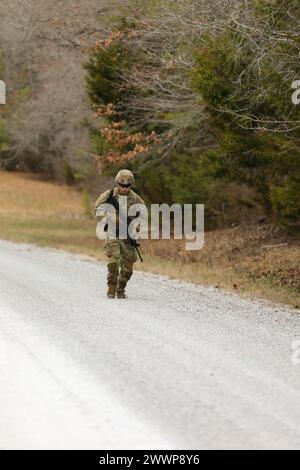 Noah Green von der 194th Engineer Brigade läuft bis zum letzten Teil des Tapferkeitslaufs beim Tennessee State Best Warrior Competition in Tullahoma am 24. Februar 2024. Der Tapferkeitslauf wurde in drei Veranstaltungen unterteilt, bei denen die Teilnehmer zwischen den einzelnen Rennen laufen mussten. Armee-Nationalgarde Stockfoto