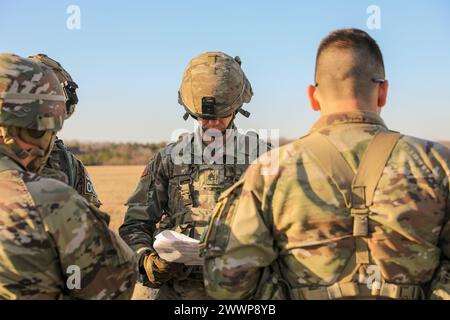 Christopher Thomas vom 117. Regional Training Institute übernimmt als Teamleiter bei der Military Operations on Urban Terrain (MOUT)-Übung beim Tennessee State Best Warrior Competition in Tullahoma am 24. Februar 2024. Während des MOUT wurden die Teilnehmer in zwei Teams aufgeteilt, um zu sehen, wer ihren verletzten Begleiter finden und erfolgreich evakuieren konnte. Armee-Nationalgarde Stockfoto