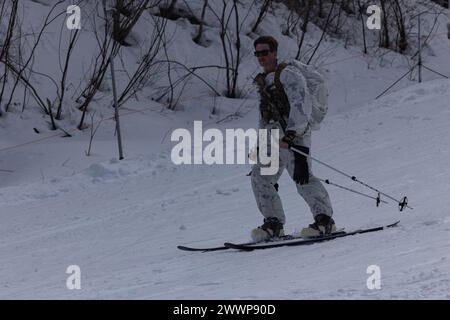 Tyler Michaelson fährt während der Korea Viper 24,1 in Pyeongchang, Republik Korea, am 14. Februar 2024 bergab. Das Training vermittelt Marines verschiedene Skitechniken, Bergbewegungen und Überlebensfähigkeiten in einer strengen Umgebung bei kaltem Wetter. Korea Viper demonstriert in seiner ersten Version die Fähigkeit des ROK-US Marine Corps, in der Region als einzigartige, vereinte Kraft entschieden zu reagieren und gleichzeitig die Beziehungen und das Vertrauen zwischen den beiden Verbündeten zu stärken. Michaelson, ein gebürtiger New Yorker, ist ein Schützling des 2. Bataillons, 7. Marines. 2/7 ist in der Indo-Pacifi stationiert Stockfoto