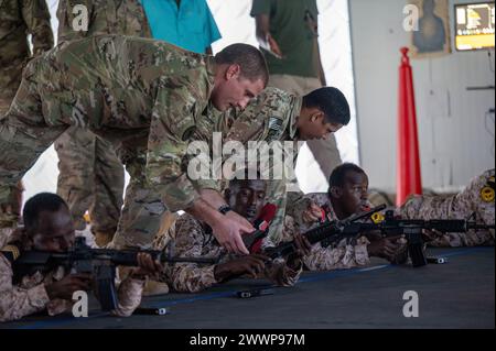 Soldaten der US-Armee mit der 2nd Security Force Assistance Brigade und der Combined Joint Task Force – Horn of Africa (CJTF-HOA) führen Übungen vor dem Einsatz mit den Armed Forces of Dschibuti’s Bataillon d’Intervention Rapide in Camp Lemonnier, Dschibuti, 22. Februar 2024 durch. Die Übungen, einschließlich eines Besuchs in der Trainereinrichtung für Engagement Skills, wurden in Vorbereitung auf die Übung „gerechtfertigtes Accord“ durchgeführt, die von der südeuropäischen Task Force der US-Armee, Afrika (SETAF-AF) geleitet wurde. JA24 ist die größte Übung des U.S. Africa Command in Ostafrika, die vom 26. Februar bis zum 7. März stattfindet. Geleitet von SETAF-AF und gehostet in Ke Stockfoto