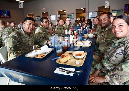 Soldaten der Task Force Paxton, Pennsylvania National Guard, genießen ein gemeinsames Mittagessen während eines Besuchs der Kongressdelegation in Camp Lemonnier, Dschibuti, 19. Februar 2024. Chrissy Houlahan besuchte mit Soldaten, die Verständnis und Verbindung förderten. Armee-Nationalgarde Stockfoto