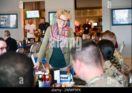 Chrissy Houlahan, die US-Repräsentantin Chrissy Houlahan, begleitet Soldaten der Task Force Paxton, Pennsylvania National Guard, zum Mittagessen während eines Besuchs der Kongressdelegation in Camp Lemonnier, Djibouti, 19. Februar 2024. Houlahan führt aufschlussreiche Gespräche mit unseren engagierten Soldaten, verstärkt ihre Stimme und tritt für ihre Bedürfnisse ein. Armee-Nationalgarde Stockfoto