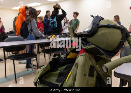 Orange City, Fl. - Techniker der US Navy explosive Ordnance Dispostion (EOD) und Navy Taucher, die der EODMU 12 und der Mobile Diving and Salvage Unit (MDSU) 2 zugewiesen sind, erklären die EOD- und Tauchfähigkeiten der US Navy und zeigen den lokalen Studenten der University High School während der Daytona Beach Navy Week Ausrüstung 2024, 15. Februar 2024. Das Navy Office of Community Outreach veranstaltet jedes Jahr wochenlange Marinewochen in verschiedenen US-Städten, um mit der Öffentlichkeit zu interagieren, die Fähigkeiten der Marine zu zeigen und an Veranstaltungen zur Gemeinschaft teilzunehmen. Marineblau Stockfoto