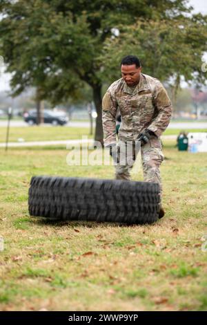 Staff-Sgt. Eugene McLaurin, dem Medical Readiness Battalion vom Carl R. Darnall Army Medical Center zugewiesen, nimmt am Hindernisteil des Besten Führers auf Brigade-Niveau am 27. Februar 2024 in Fort Cavazos, Texas, Teil. Soldaten treten im Best Leader Competition um eine Chance an, für einen Platz in einem Team ausgewählt zu werden, das aus einem Junior Officer, zwei Unteroffizieren und drei Junior-Soldaten besteht, die im April 2024 beim Medical Readiness Command, West: Best Leader Competition, antreten werden. Armee Stockfoto