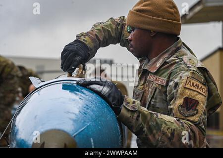 Der US Air Force Airman 1st Class Jakob Moore, ein Chef der konventionellen Wartungsmannschaft, der der 4th Munitions Squadron zugewiesen wurde, bereitet Munition während eines jährlichen Lastenbesatzungswettbewerbs auf der Seymour Johnson Air Force Base, North Carolina, am 23. Februar 2024 vor. Jedes Jahr geht eine Ladetruppe jeder Einheit Kopf an Kopf in einem Wettkampf, bei dem Kleidung und Aussehen, Waffenkenntnisse sowie Geschwindigkeit und Genauigkeit beim Laden von Munition auf einem F-15E Strike Eagle getestet werden. Luftwaffe Stockfoto