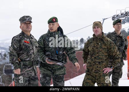 Der Kommandant des Marine Corps der Republik Korea, Generalleutnant Kim Gye-hwan, ganz links, und der Oberstleutnant des U.S. Marine Corps, Christopher Macak, zweiter rechts, diskutieren die bilaterale Ausbildung, die während der Korea Viper 24,1 in Pyeongchang, Republik Korea, am 14. Februar 2024 stattfindet. Korea Viper demonstriert in seiner ersten Version die Fähigkeit des ROK-US Marine Corps, in der Region als einzigartige, vereinte Kraft entschieden zu reagieren und gleichzeitig die Beziehungen und das Vertrauen zwischen den beiden Verbündeten zu stärken. Die Marines sind beim 2. Bataillon, 7. Marines. 2/7 ist im Indo-Pazifik unter dem 4. Marineregiment, 3. Mari, stationiert Stockfoto