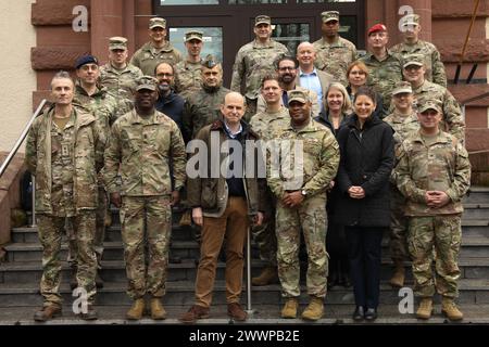 Angus Lapsley, stellvertretender NATO-Generalsekretär für Verteidigungspolitik und -Planung, posiert mit Generalmajor Ronald Ragin, kommandierender General, 21. Theater Sustainment Command, während eines Fotos mit Führern des 21. TSC am 9. Februar auf Panzer Kaserne, Kaiserslautern. Zweck des Besuchs war es, eine allgemeine Einführung in das 21. TSC und seine Fähigkeiten zu geben. Armee Stockfoto