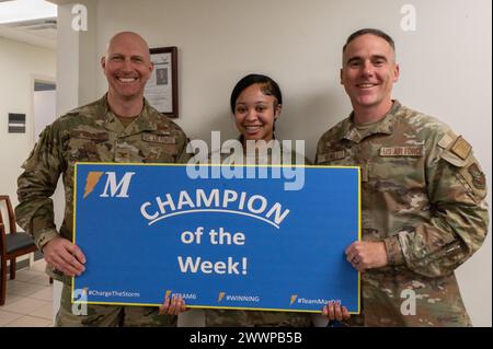 Oberst Edward Szczepanik, stellvertretender Kommandeur des 6. Luftbetankungsflügels, links, und Chief Master Sgt. Raun Howell, ganz rechts, 6. ARW-Befehlshaber, posieren für ein Foto mit Senior Airman Khya Lynwood, Unteroffizier der 50. Luftbetankungsgeschwader, verantwortlich für die Geschwader Aviation Resource Management, während einer Champion of the Week-Auszeichnung auf der MacDill Air Force Base, Florida, 20. Februar 2024. Lynwood wurde für ihre Arbeit bei der Überprüfung von über 20.000 kritischen Checklisten für 23 Schulungseinheiten ausgezeichnet, die eine entscheidende Rolle bei der Schulung von sechs neuen Bohrarm-Bedienern und Co-Piloten spielten. Luft Für Stockfoto