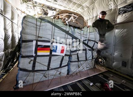 Amman, Jordanien. März 2024. Ein Laderaummeister prüft die Befestigung der Zurrgurte auf Paletten von Hilfsgütern an Bord eines C-130 Hercules Transportflugzeugs der Deutschen Luftwaffe. Die Bundeswehr beteiligt sich mit anderen Nationen an Hilfsflügen, bei denen die Hilfsgüter aus Transportflugzeugen fallen gelassen werden. Quelle: Boris Roessler/dpa/Alamy Live News Stockfoto