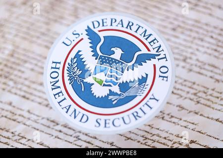 KIEW, UKRAINE - 9. MÄRZ 2024 US Department of Homeland Security SEAL on United States Constitution Close up Stockfoto