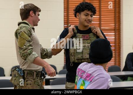 Orange City, Fl. - Techniker der US Navy explosive Ordnance Dispostion (EOD) und Navy Taucher, die der EODMU 12 und der Mobile Diving and Salvage Unit (MDSU) 2 zugewiesen sind, erklären die EOD- und Tauchfähigkeiten der US Navy und zeigen den lokalen Studenten der University High School während der Daytona Beach Navy Week Ausrüstung 2024, 15. Februar 2024. Das Navy Office of Community Outreach veranstaltet jedes Jahr wochenlange Marinewochen in verschiedenen US-Städten, um mit der Öffentlichkeit zu interagieren, die Fähigkeiten der Marine zu zeigen und an Veranstaltungen zur Gemeinschaft teilzunehmen. Marineblau Stockfoto