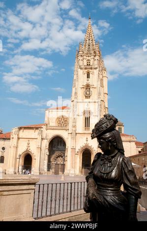 La Regenta Statue und die Kathedrale. Ovied, Spanien. Stockfoto