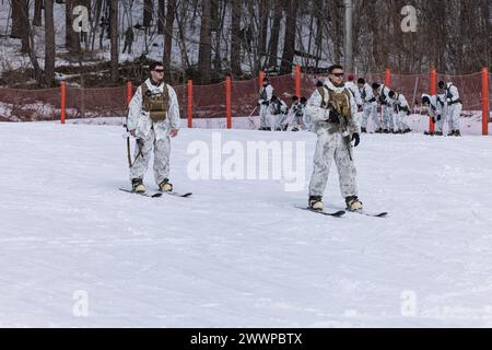 Die US-Marines üben während der Korea Viper 24,1 in Pyeongchang, Republik Korea, am 14. Februar 2024 Skifahren mit Waffen. Das Training vermittelt Marines verschiedene Skitechniken, Bergbewegungen und Überlebensfähigkeiten in einer strengen Umgebung bei kaltem Wetter. Korea Viper demonstriert in seiner ersten Version die Fähigkeit des ROK-US Marine Corps, in der Region als einzigartige, vereinte Kraft entschieden zu reagieren und gleichzeitig die Beziehungen und das Vertrauen zwischen den beiden Verbündeten zu stärken. Die Marines sind beim 2. Bataillon, 7. Marines. 2/7 ist im Indo-Pazifik unter 4. Marine-Regiment, 3. Marine Divis, stationiert Stockfoto